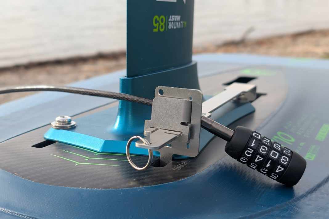 Mit dem Foil Lock werden Foil und Board als Einheit gesichert