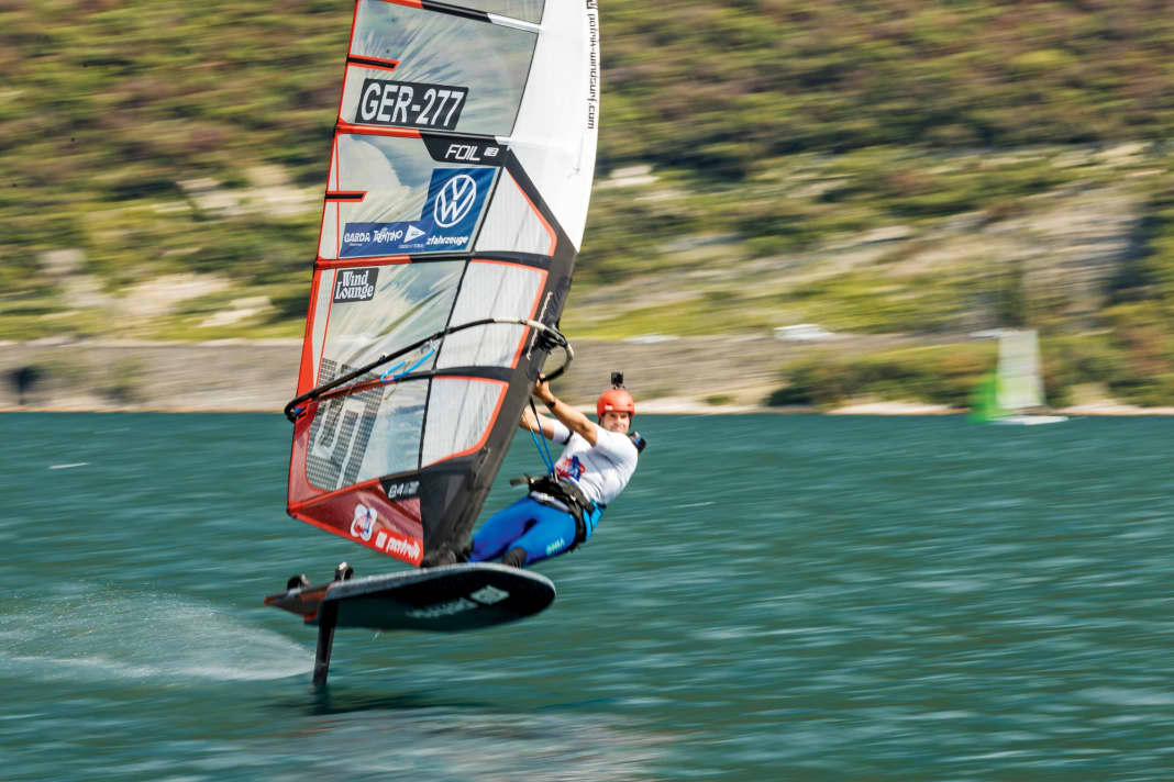 Der Mann startet durch: Dominant im Windsurf Cup, Überraschungs-Fahrer im World Cup. Im Interview spricht Michele Becker über Erfolge, Training und Ziele