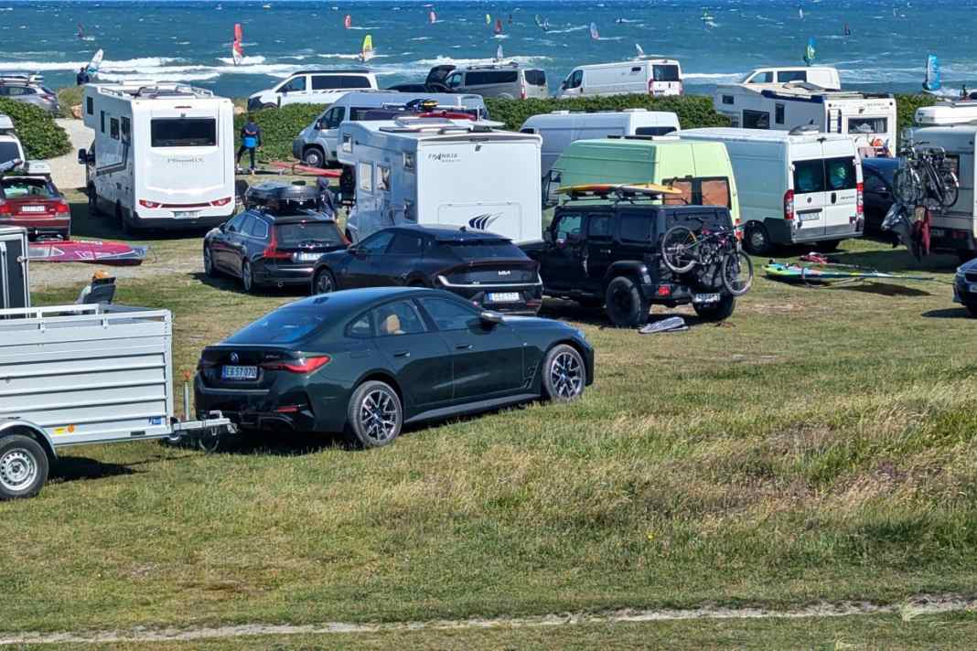 Windsurfen ist noch lange nicht tot! Wer mal bei Sonne und Wind zur Ferienzeit in Hanstholm war, kann davon eindrucksvoll berichten. Für alle, die es etwas beschaulicher mögen, haben wir einige Alternativ-Spots!