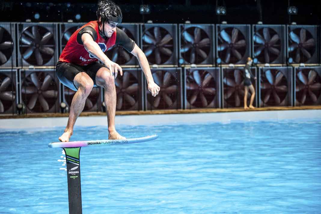 DEG players Moritz Wirth and Luis Üffing tried out 17 different water sports in the surfing hall and tried out pumping, wakeboarding and SUP riding.