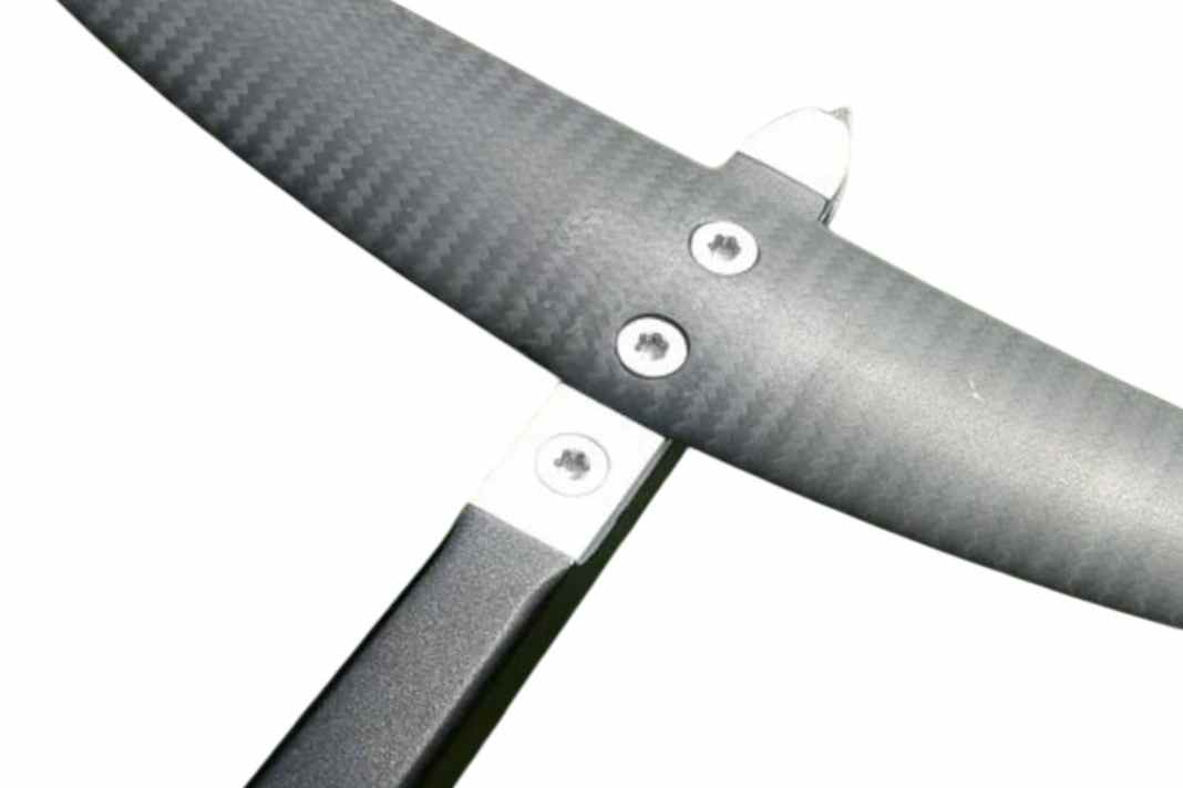 With the Magic Wedge (white), the backwing of Patrik's AEON-Foil can be infinitely adjusted