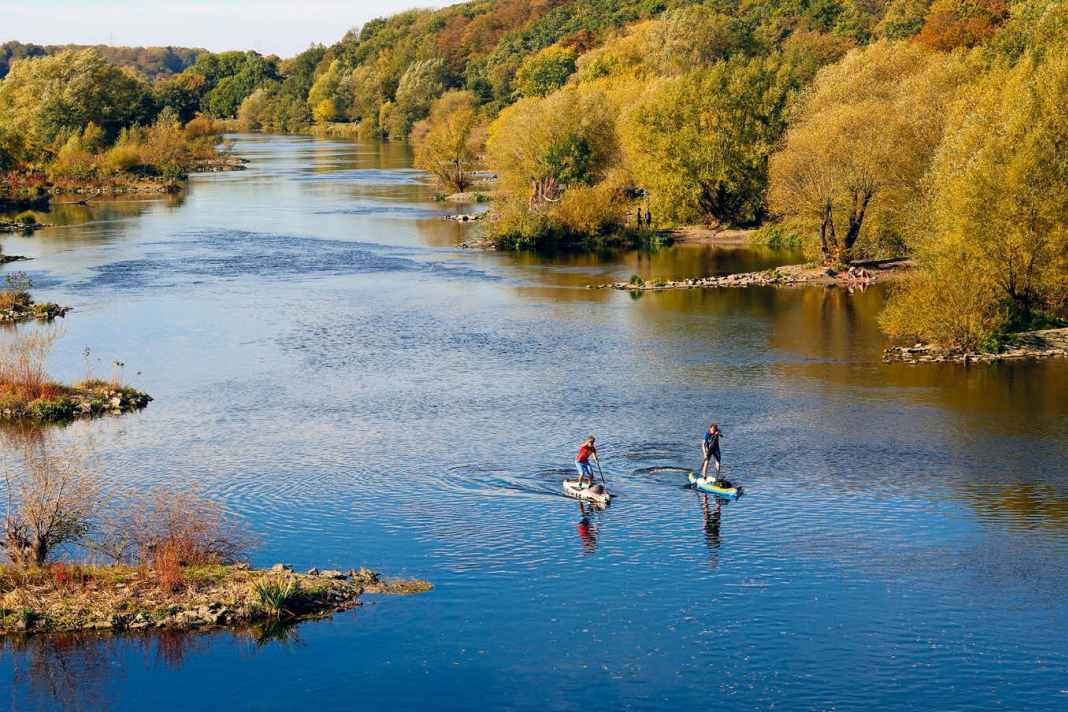 The Ruhr often flows gently, sheltered from the wind – making it perfect for autumn walks.