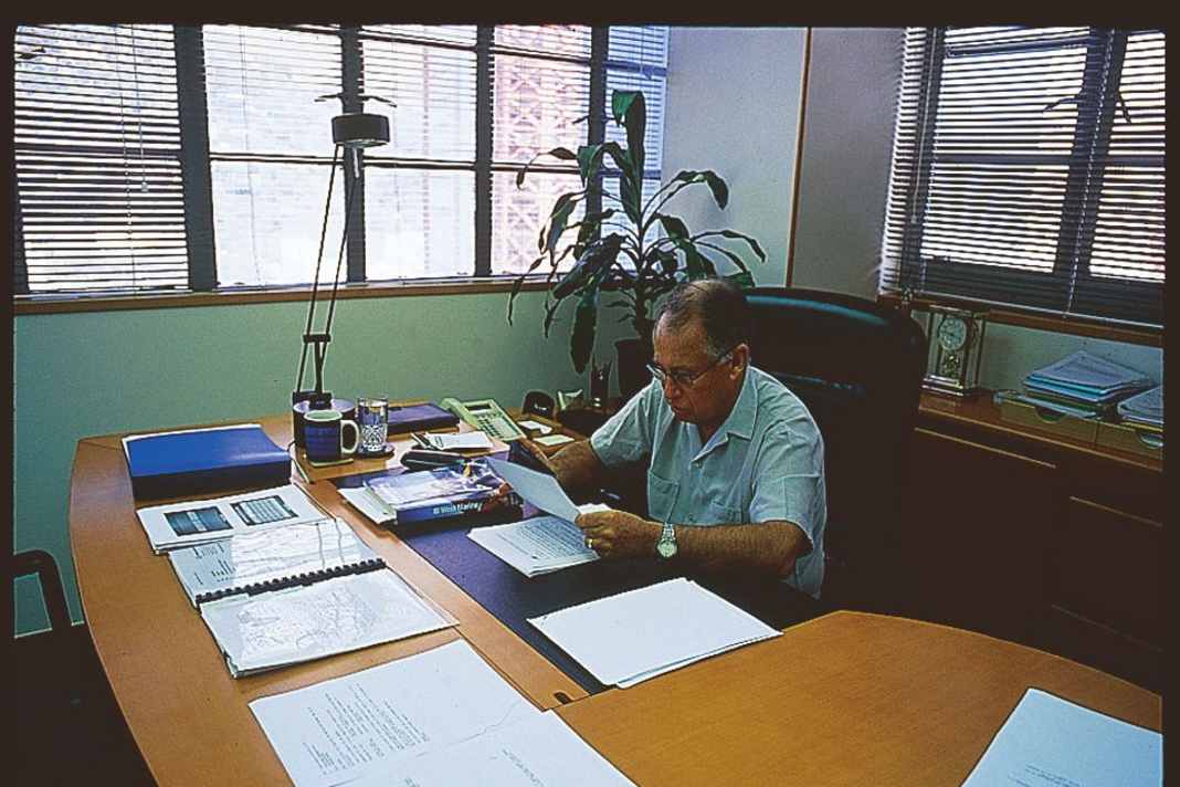 Neil in seinem Büro - er war noch ein Manager der alten Schule - mit Sekretärin und ohne Notebook.