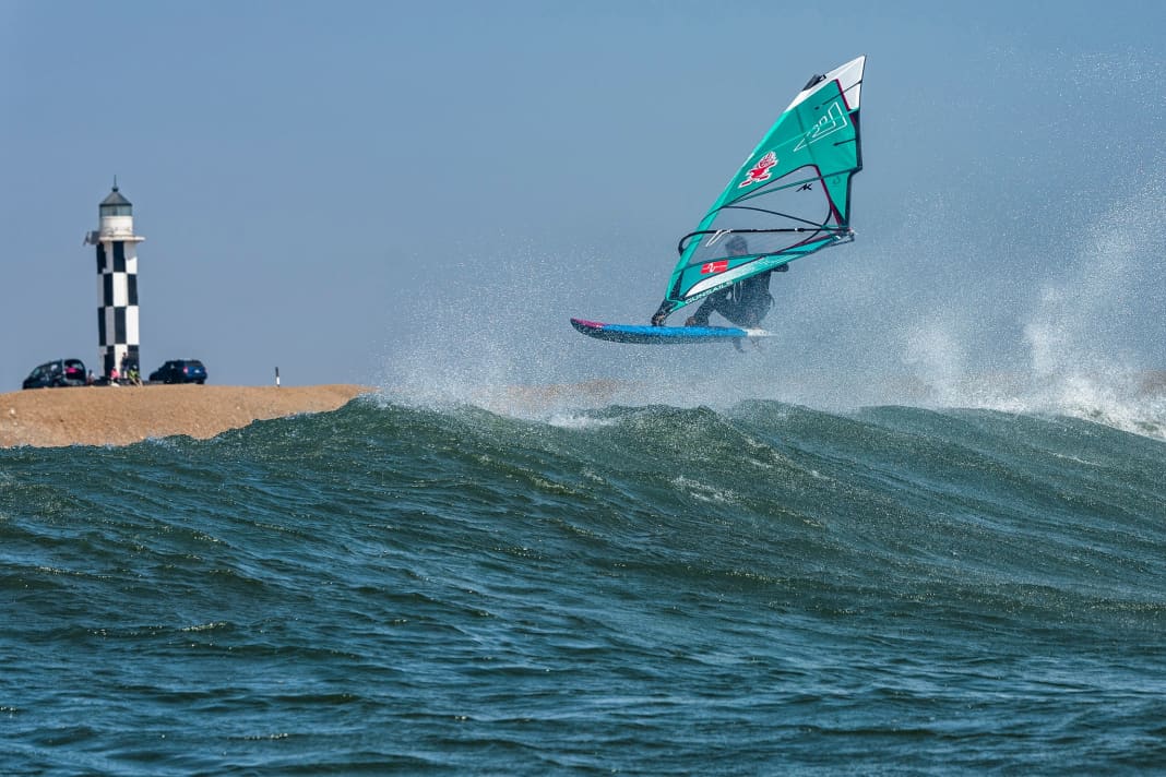 IWT X PWA Contest auf endlosen Wellen in Peru, Runde eins ist