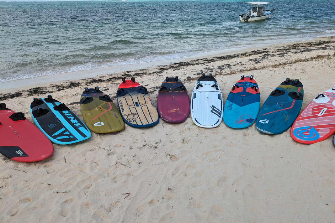 Zehn 2024er Freerider um 115 Litern haben wir am Pigeon Point auf Tobago getestet - alle Ergebnisse gibt es in surf 5/2024!