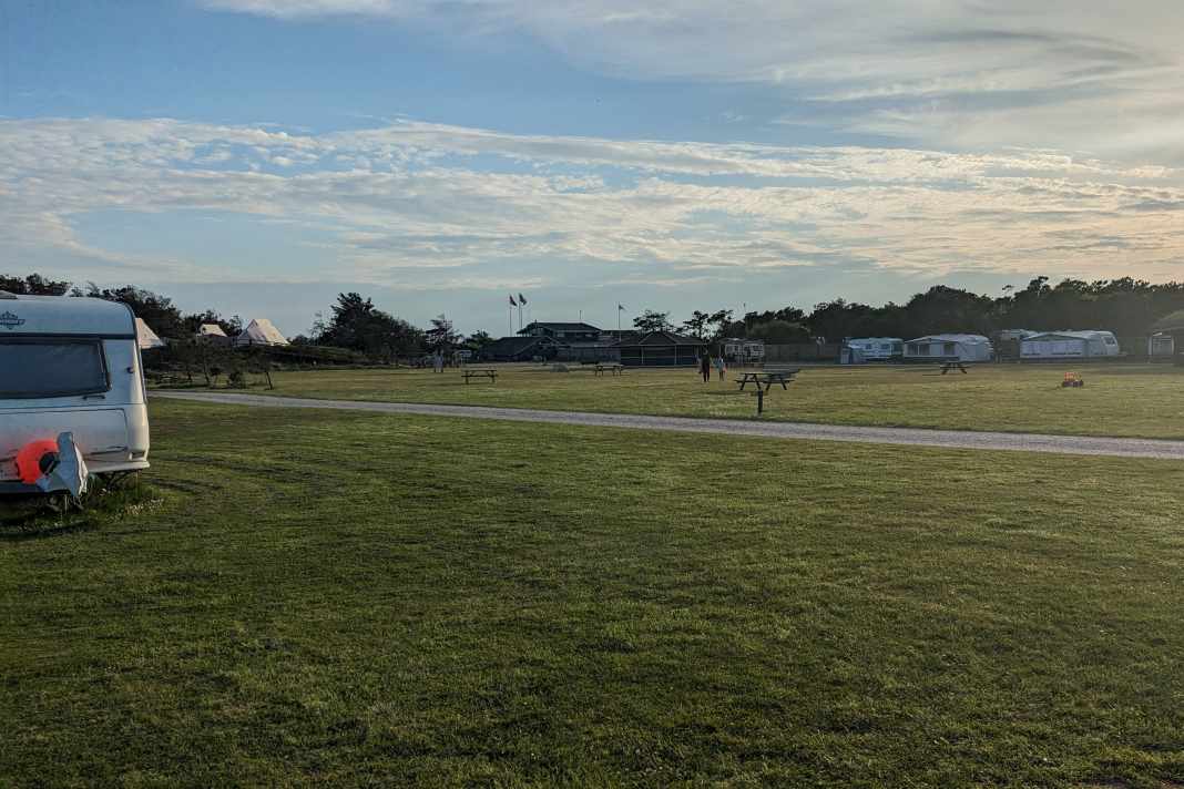 So leer ist die "Surf-Wiese" in Nystrup selten - in der Saison stehen hier zahlreiche Bullis, Zelte und Wohnmobile bunt durcheinander