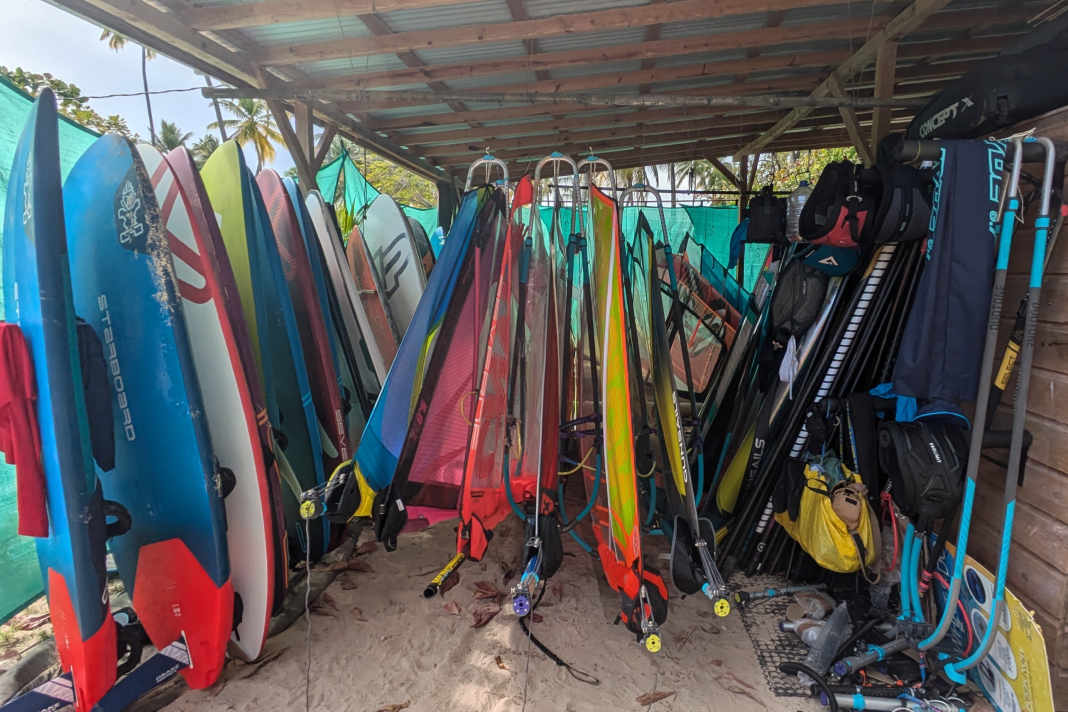 During the surfing test, the sails hang in the shade – with a slackened luff and clew