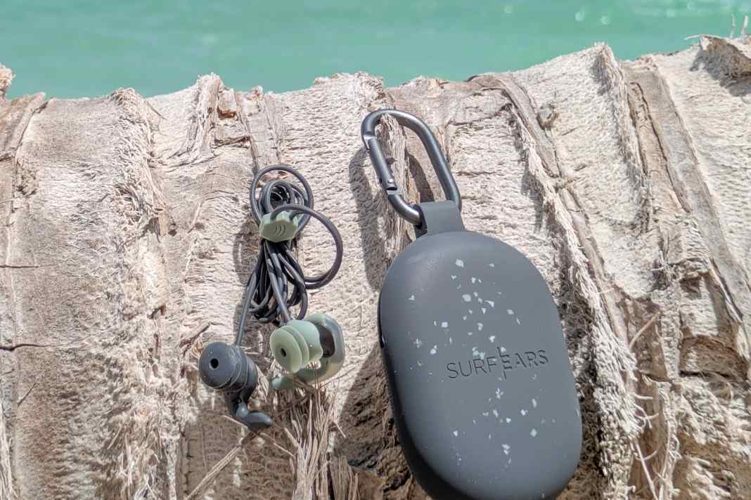 One set includes two different sizes of retaining clips, four pairs of ear adapters in XS, S, M and L, as well as an elasticated silicone safety lanyard and a practical storage capsule with carabiner.