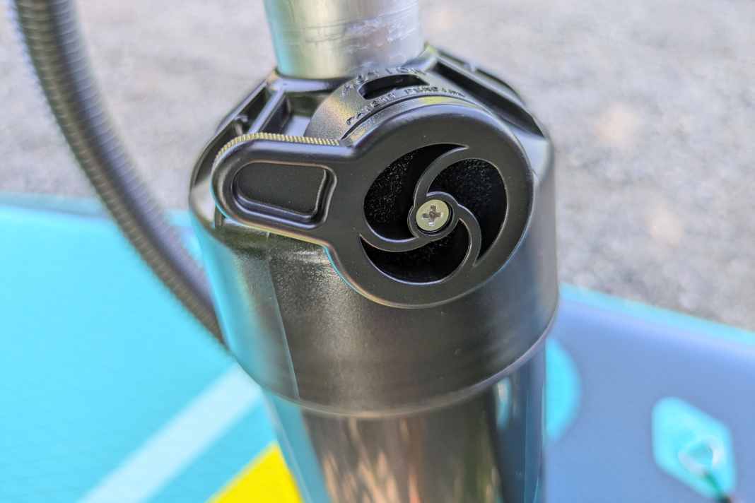 Mittels Umschalthebel lässt sich die Pumpe wahlweise auf Pumpen bei Zug&Druck oder nur auf Druck umstellen.