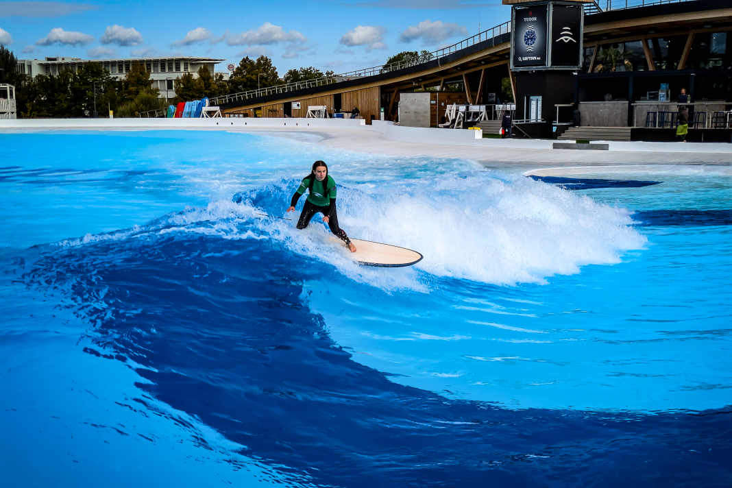 Die Intermediate Session (hier Pointbreak durchs ganze Becken) bietet sich für Midlength und Shortboards an.