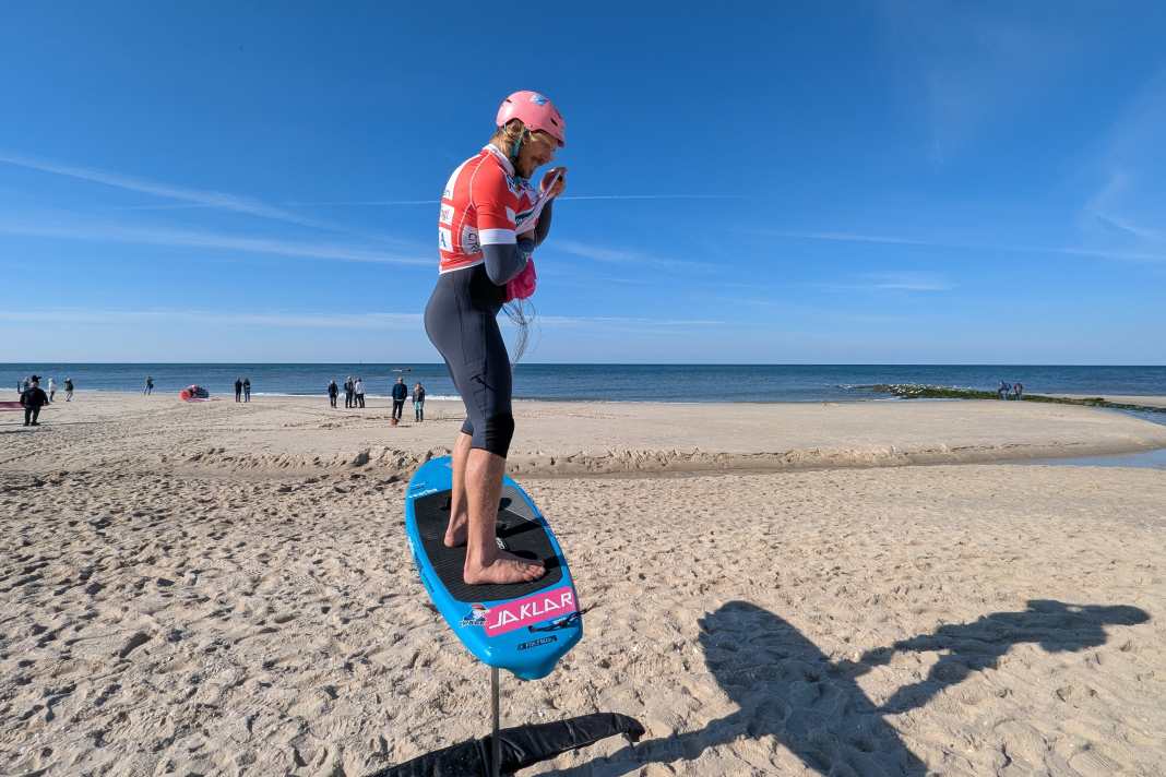You can launch the parawing when you are still on the foil or kneeling when the board is bobbing. Choose a light space wind course and get the parawing out of the bag or from under the lycra