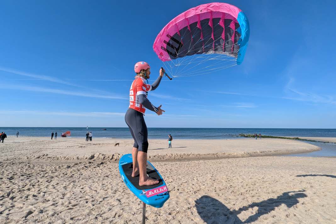 Die Reihenfolge beim Wegpacken des Parawings: Zuerst...: