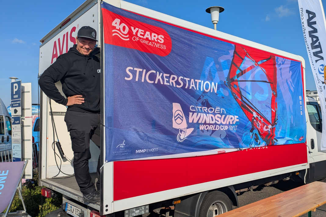 Andy Velbinger versorgt zahlreiche Profis mit Segelnummern - und sorgt dafür, dass die Sponsoren bei Events wie dem Worldcup auf Sylt gut sichtbar sind