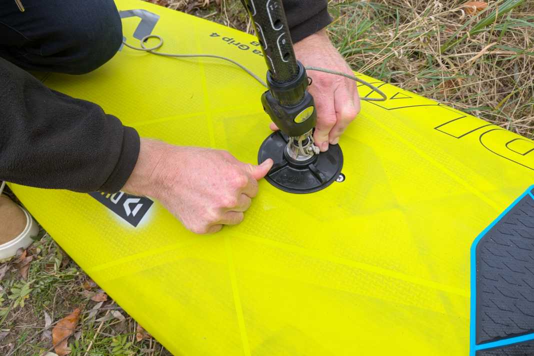 If the base plate cannot be unscrewed with finger force...