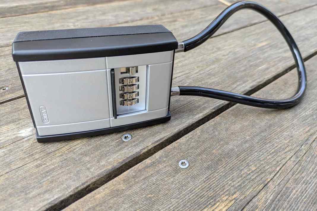 The tried-and-tested KEy Garage now also comes with an optional long steel cable for even more flexible mounting.