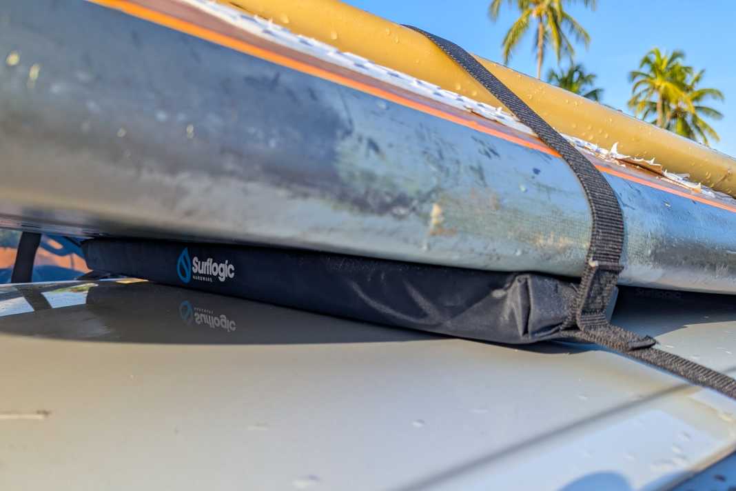 Die Polsterung ist stramm aber auch etwas nachgiebig und verteilt die Last gut. Allerdings mit wenig Freiraum zwischen Board und Dach.