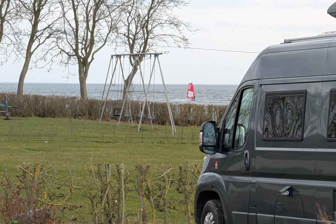 Wer einen Platz auf den vorderen Wiesen ergattert, kann direkt vor dem Camper surfen gehen.