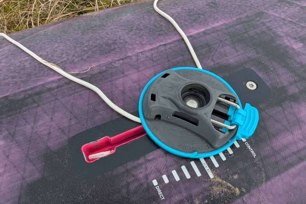 Drehe die Mastfußplatte leicht lose (nicht ab) und ziehe den Ersatztampen unter der Platte durch