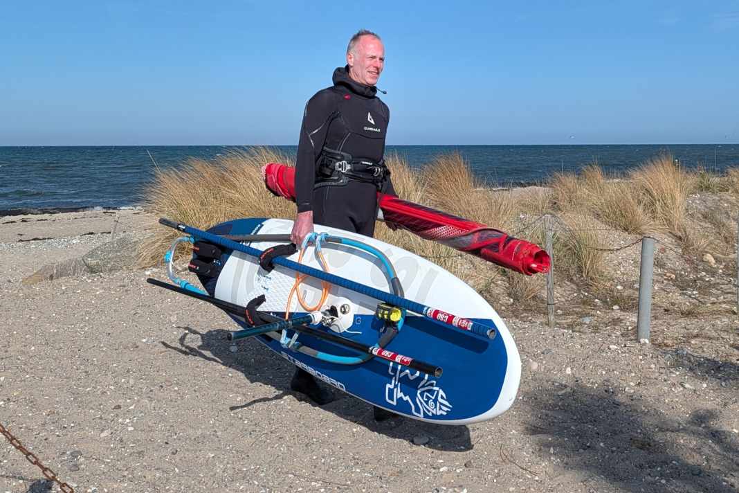 In this variant, the fork is clamped to the board using the mast parts. We'll show you how to do it!