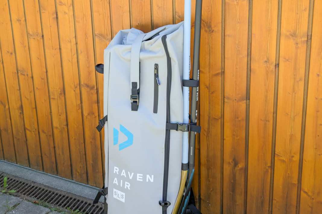 Handliches Paket: das leichte Board inklusive zwei Paddel.