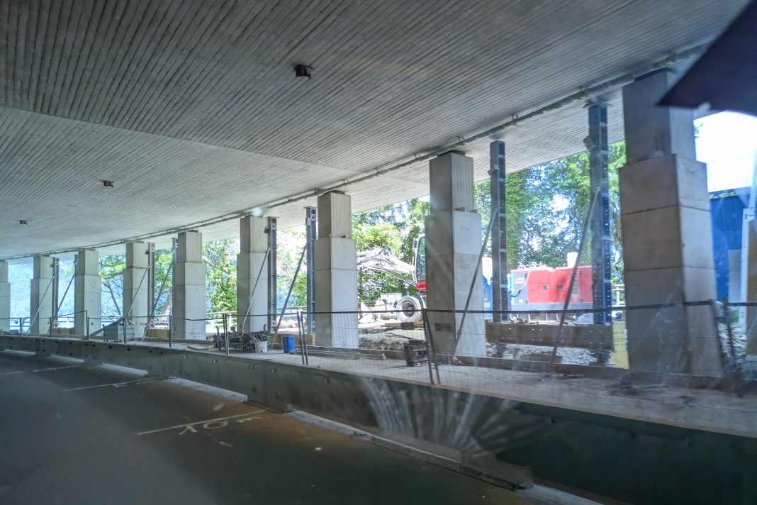 Behind the gallery, there are now construction vehicles parked instead of the usual campervans full of surfers.