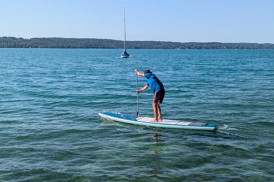 Auf der Geraden paddelt sich das schlanke Board spurtreu...