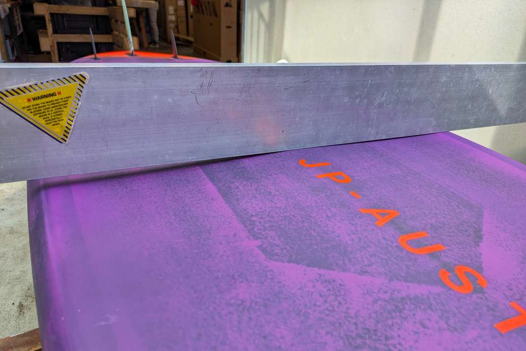 In the mast track area, for example, the so-called ‘V’ is very pronounced, as can be seen from the distance between the measuring stick and the board on the side.