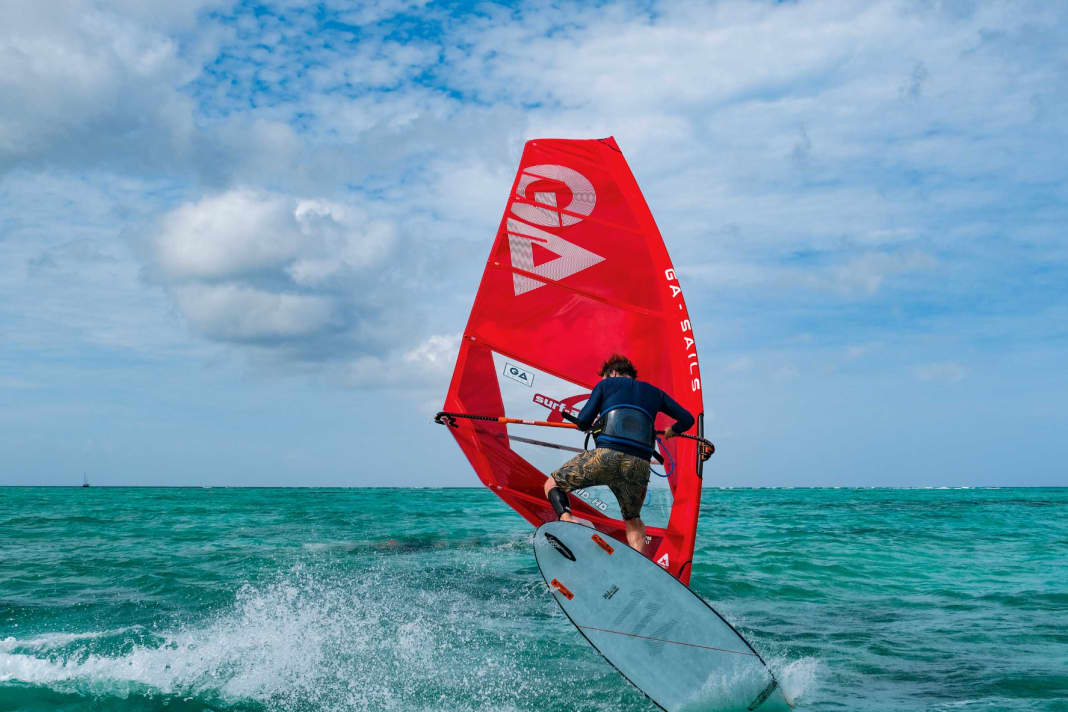 RRD Power Move 114 Ltd: Most boards come with three fins as standard. The characteristics can be changed by switching between one and three fins.