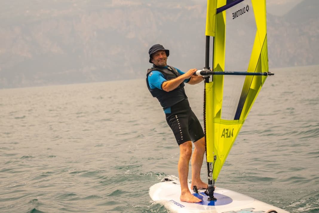 Besser spät als nie - der Schmidt Max lernt Windsurfen