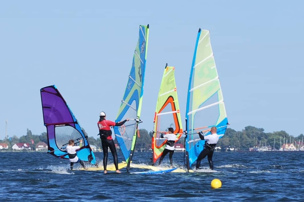 In Dranske gingen über 30 Kinder aus der Region Rügen in einem Surf-Camp gemeinsam aufs Wasser.