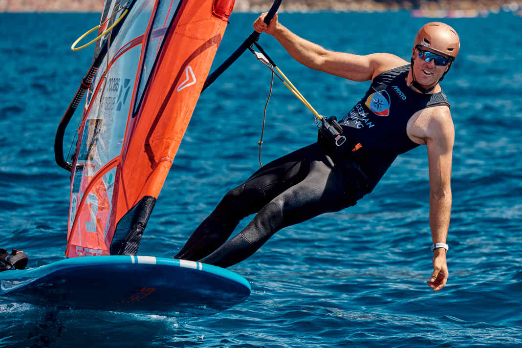 Sebastian Kördel steht vor der wohl wichtigsten Regatta seiner Karriere. Bei den Olympischen Spielen geht er für Deutschland auf dem iQFoil-Material an den Start