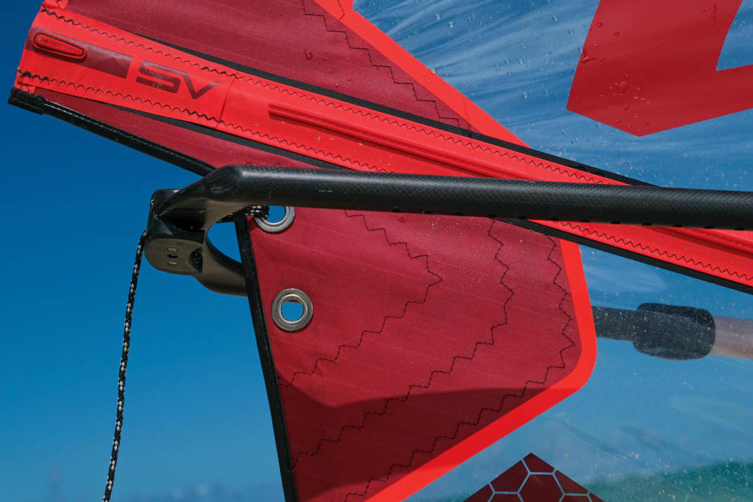 Most sails have a choice of two eyelets on the clew. Threaded into the upper eyelet, a sail gets a little more power, the lower eyelet is chosen for strong winds and more control. The selection also offers some leeway for riders of different sizes.