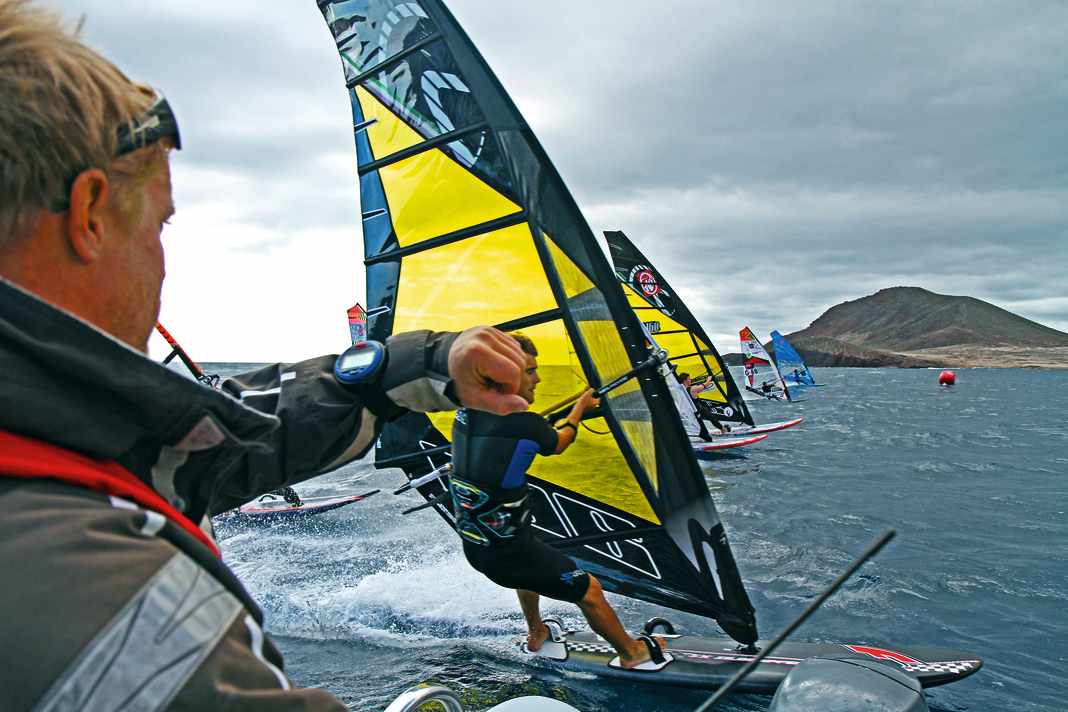 Der Start ist beim Slalom immens wichtig. Hier wird der Grundstein für ein gutes Rennen gelegt. Beim Pro X Training in El Medano wird unter Wettkampfbedingungen geübt.