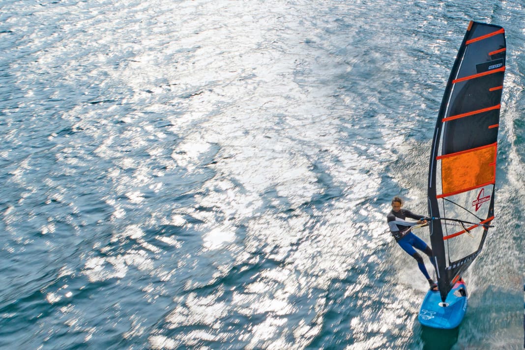 Magischer Moment: Auf der Finne glühen im Morgengrauen mit dem Starboard Futura.