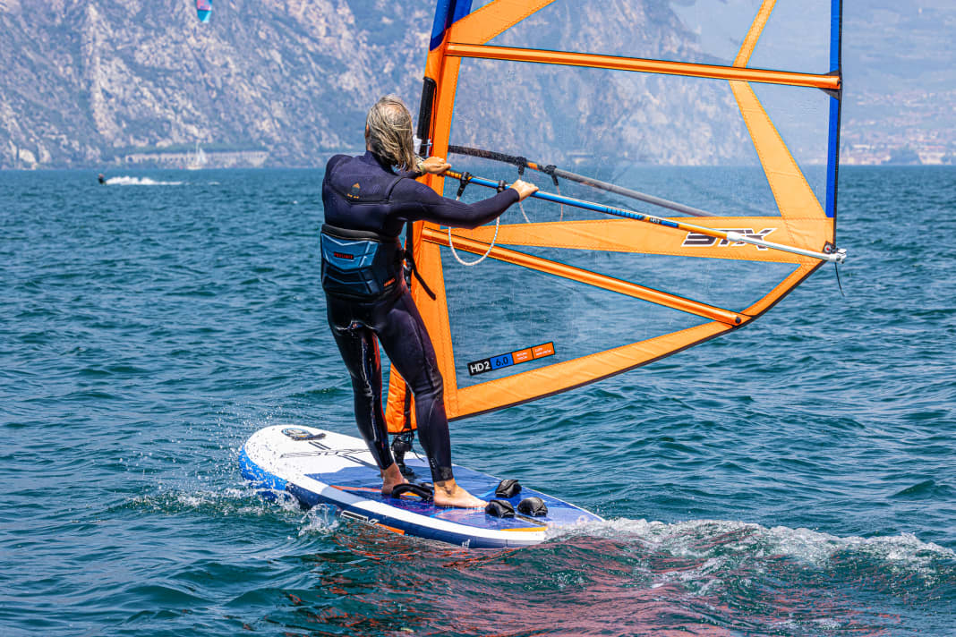 Für EInsteiger, Kinder oder als Familien-Brett: WindSUPs bieten vielseitigen Leichtwind-Spaß. das iWindsurf von STX kommt jetzt mit neuen Features