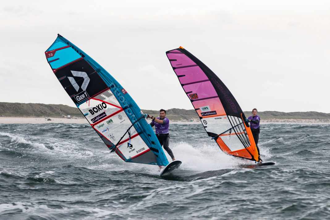 Da wurde es auch schon mal eng an der Tonne: Vincent Langer und Anton Richter lieferten sich zum Auftakt des Windsurf Cups auf Sylt ein spannendes Duell