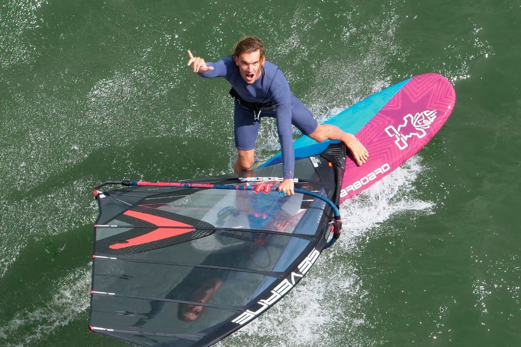 Variety is good for you. Julian Wiemar shows you a dynamic jibe variation for your next (summer) session with the backwind jibe.