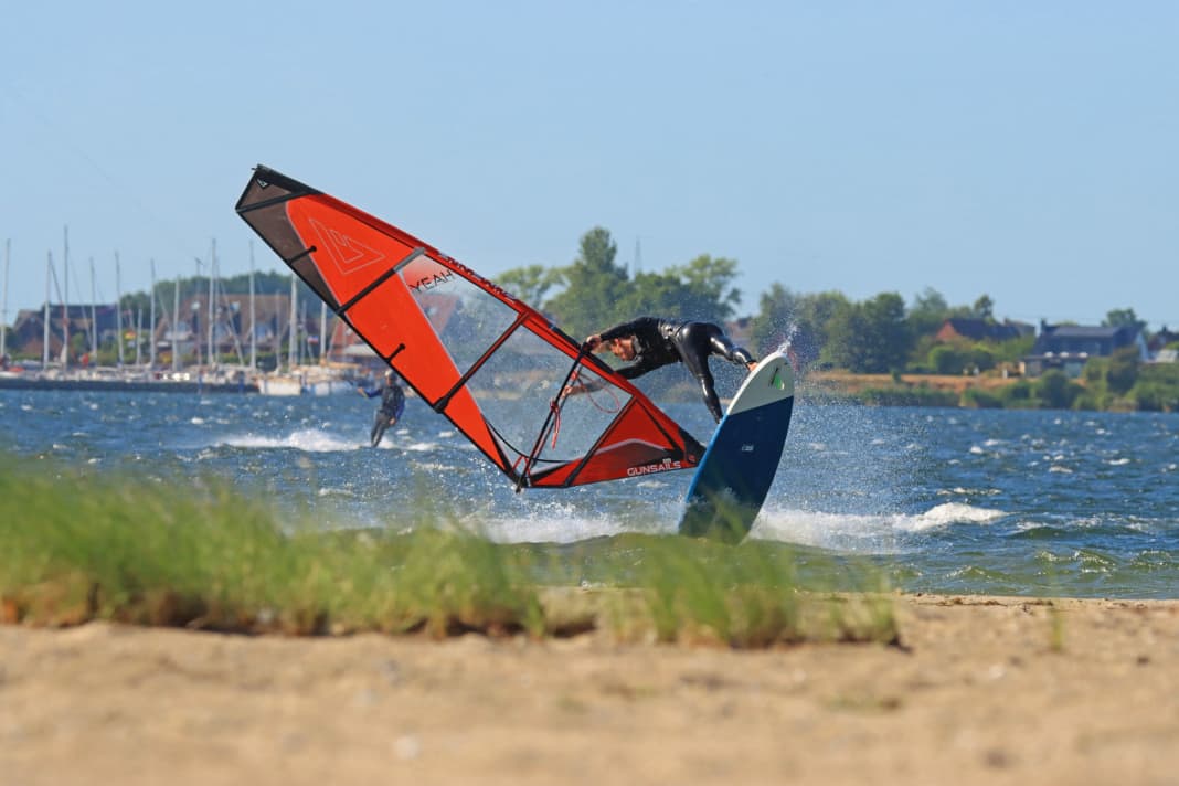 We tested the freestyle sails at the Großenbrode spot. In addition to laboratory flat water, there are also areas with small chop and bump & jump conditions.