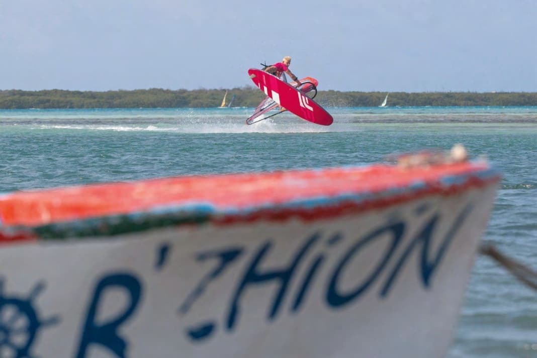 Bonaire: Hier werden Weltmeister gebacken: Amado Vrieswijk, einheimischer Freestyle-Weltmeister, trainiert täglich am Pier.