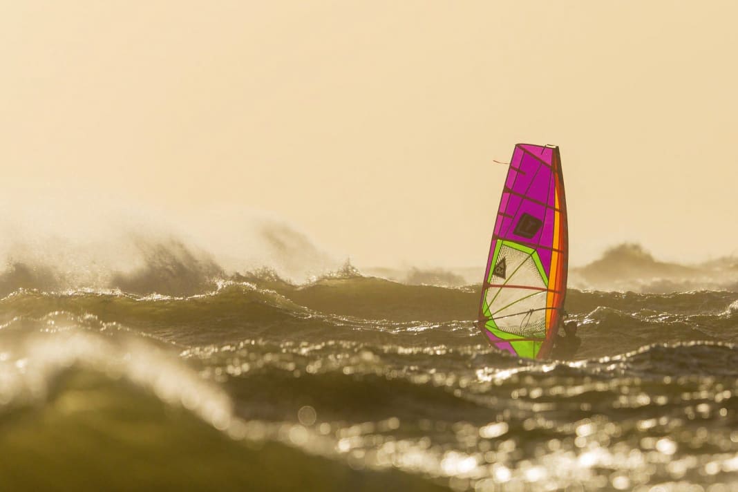 Im Südwesten Englands lohnt sich das Aufraffen immer. So wie an diesem Tag, als bei eisigem Westwind das Winterlicht die Herzen der Windsurfer hüpfen ließ.