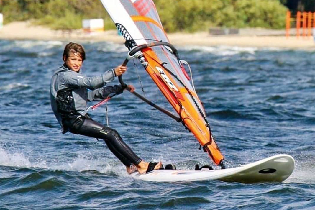 Bislang war Moritz auf Regatten nur mit dem Techno 293 unter wegs und dabei sehr er folgreich. Sowohl der Welt- als auch Europameister titel in der U13-Klasse sprangen 2022 dabei heraus.