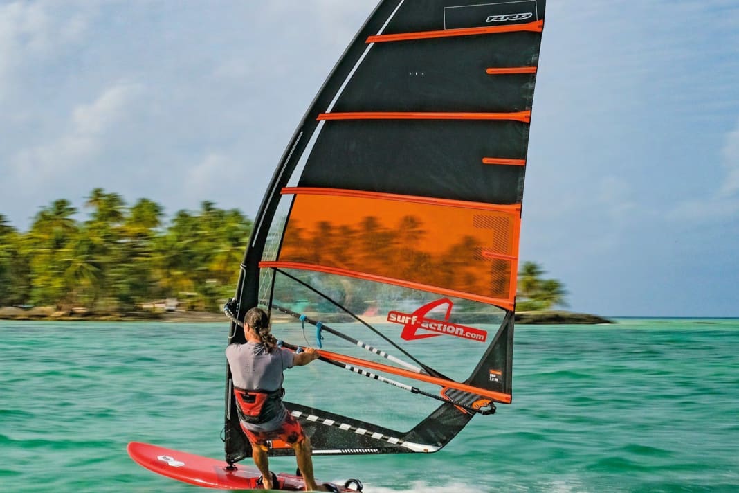 Some models, such as the RRD Fire, have the direct and taut feel of fast racing sails. However, the weight when (water) starting and jibing is significantly lower.