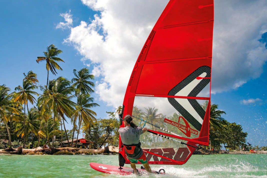 With a large wind range, the sails (here Severne Turbo) also invite you to cruise.