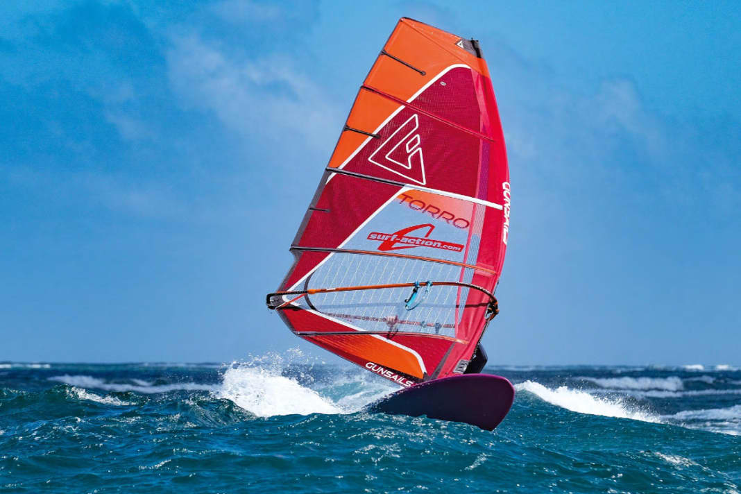 If you mainly surf in the surf, you should opt for pure wave sails. However, sails such as the GunSails Torro are not unsuitable for round swell waves or small surf.