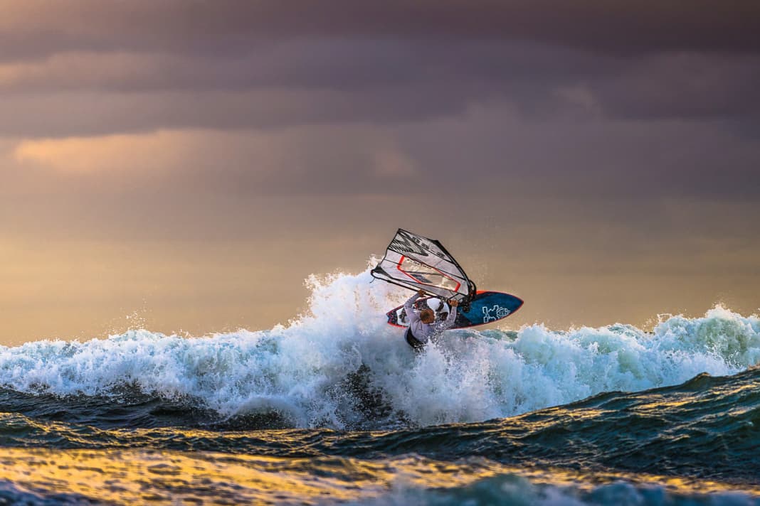 Spot guide author Kristoffer Living knows how to deal with the waves in Skälderviken, even when he gets really shaken up.