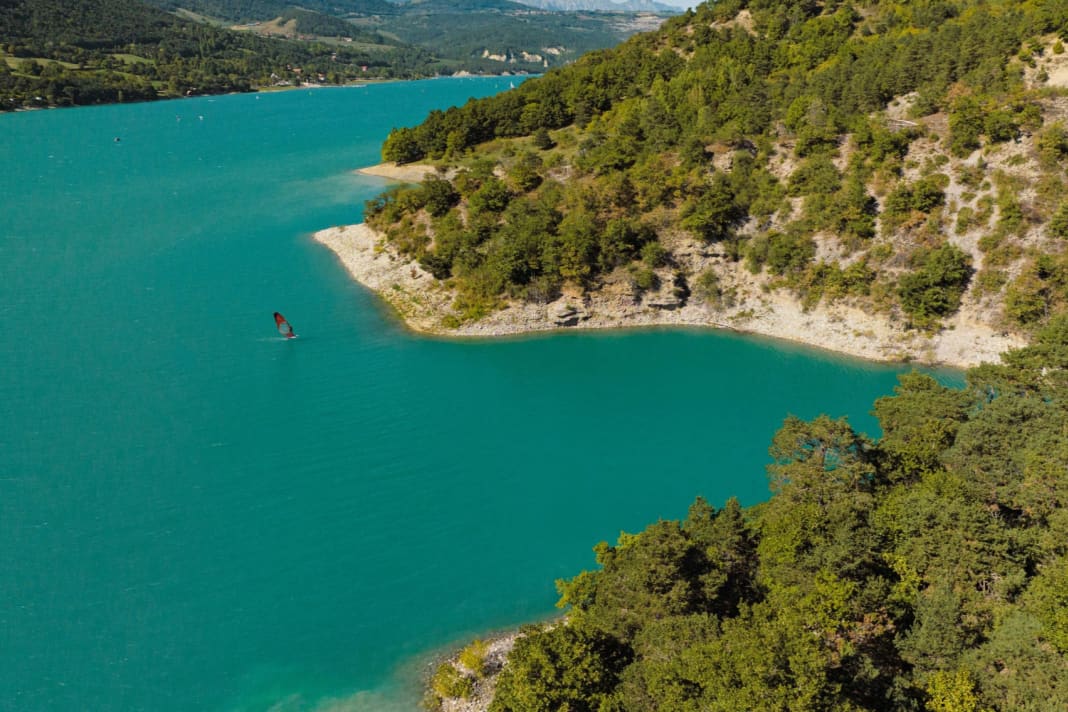 Zehn Kilometer lang, aber nur 300 Meter breit. Der Lac Monteynard ist das perfekte Revier, um seine Halsen zu perfektionieren.