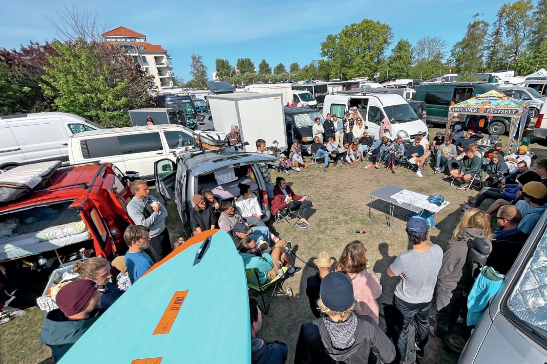 Ganz schön was los beim Skippers Meeting der German Freestyle Battler auf dem Surffestival. Die wilde Clique macht nicht nur das Beachcamp unsicher.