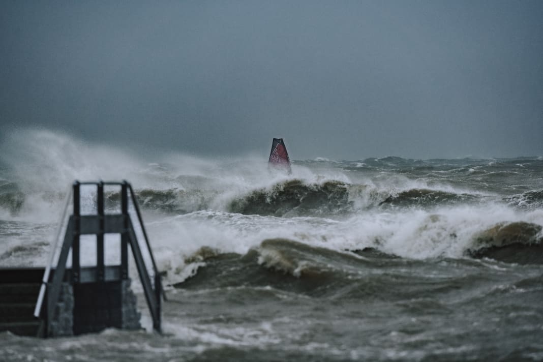 Am Ostseespot Stein lernen normalerweise  Surfanfänger in einer flachen Lagune.  Während des Sturmhochwassers im Oktober war alles anders.