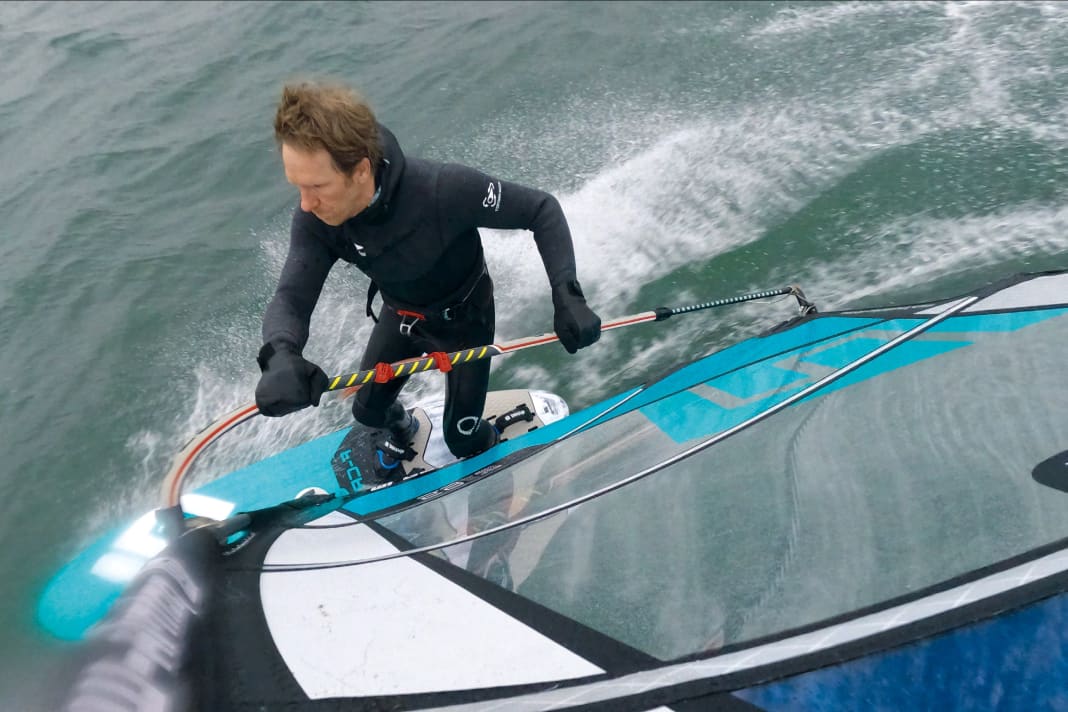 Die Charakteristik des X-Cross passt ideal zu Singlefin-Boards – und zu allen, die ein sportliches, schnelles Manöversegel zum Heizen und Halsen suchen.