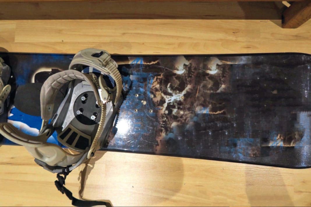 Step 1: Firstly, you should unscrew the binding of your snowboard, there are already some threaded holes underneath. The aim is to construct a fixture for the mast base by screwing a plate under the binding in later steps.